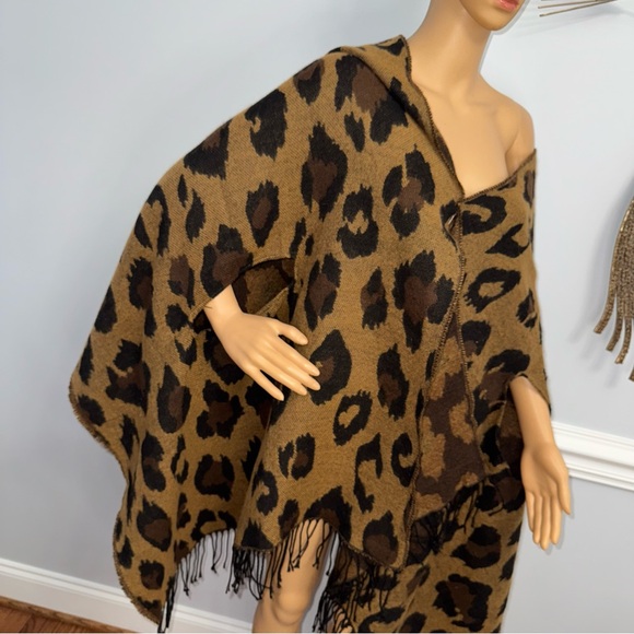 Shiraleah NWT! Zia Cape Scarf In Brown/Multi Animal Print - Picture 4 of 9